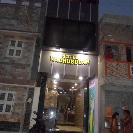 Hotel Madhusudan ทวารกา ภายนอก รูปภาพ